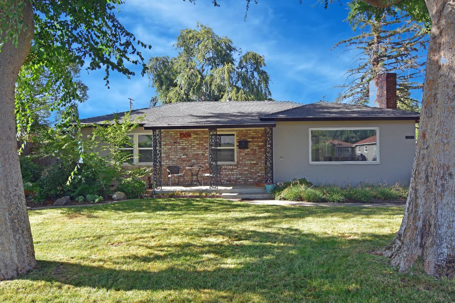 a view of a house with a yard