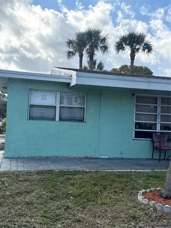 a view of a backyard