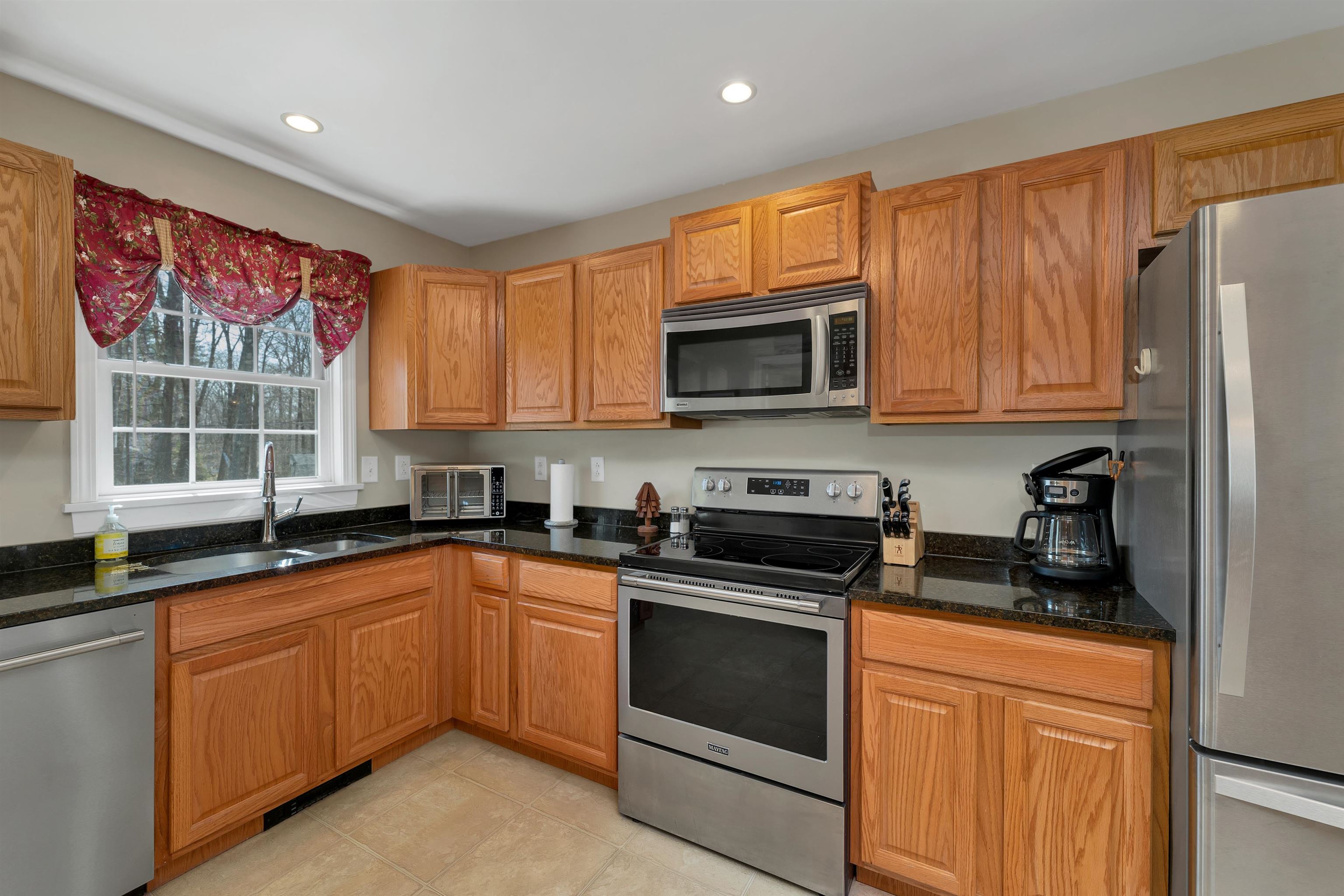 105 Chases Grove Road Derry, NH 03038 - Photo 19 of 40