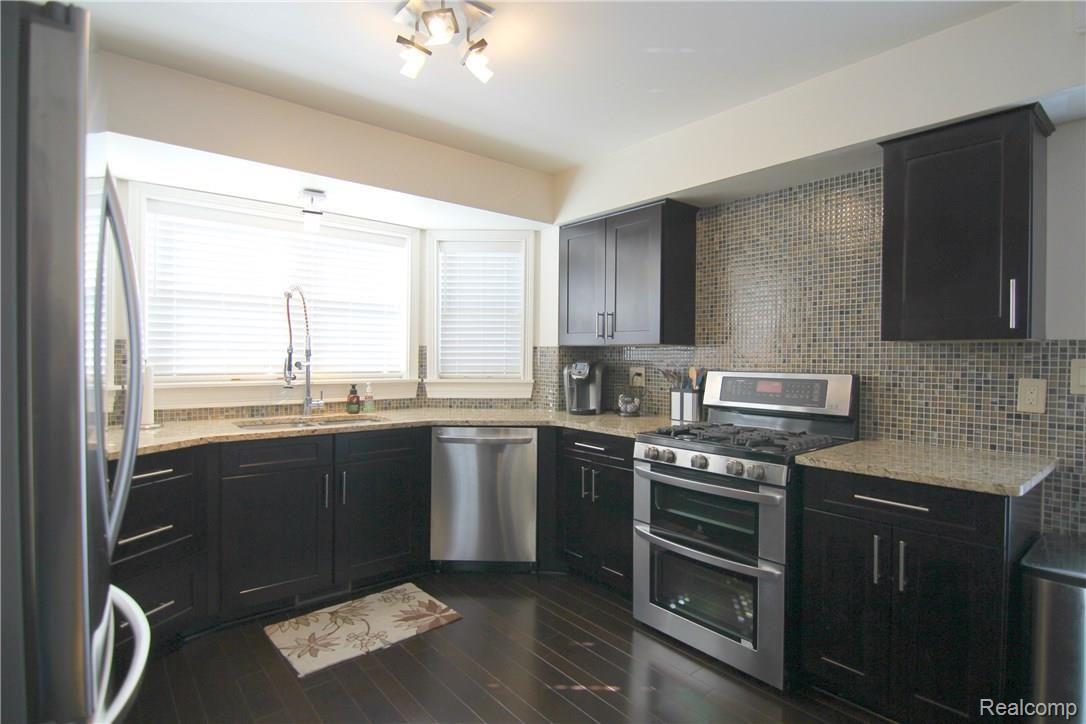 199 Stonetree Circle Rochester, MI 48309 - Photo 4 of 26 Stonetree Cir Kitchen 3.jpg