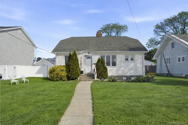 $649,000 | 59 Homecrest Court, Oceanside, NY 11572