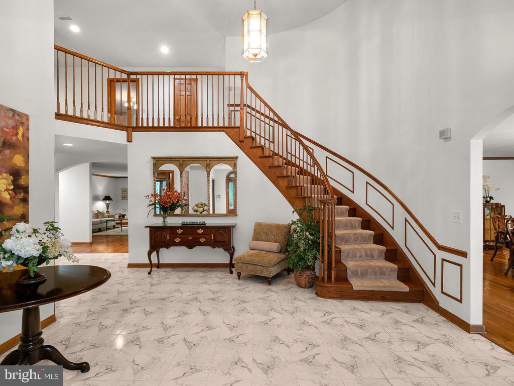 22305 Fitzgerald Drive Laytonsville, MD 20882 - Photo 11 of 109 Grand 2 Story Foyer