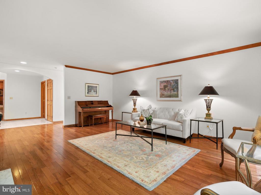 22305 Fitzgerald Drive Laytonsville, MD 20882 - Photo 23 of 109 Living Room 15' x 21'