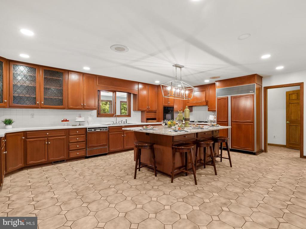 22305 Fitzgerald Drive Laytonsville, MD 20882 - Photo 32 of 109 Bountiful Space 22' x 16'