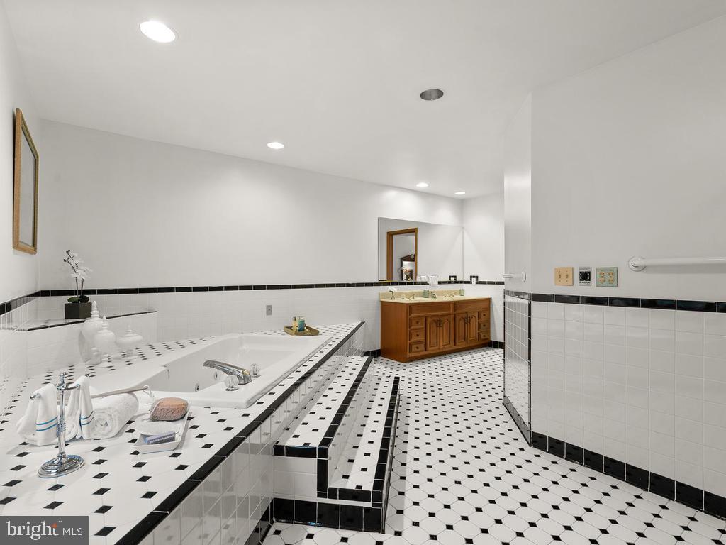 22305 Fitzgerald Drive Laytonsville, MD 20882 - Photo 45 of 109 1st Floor Master Bathroom