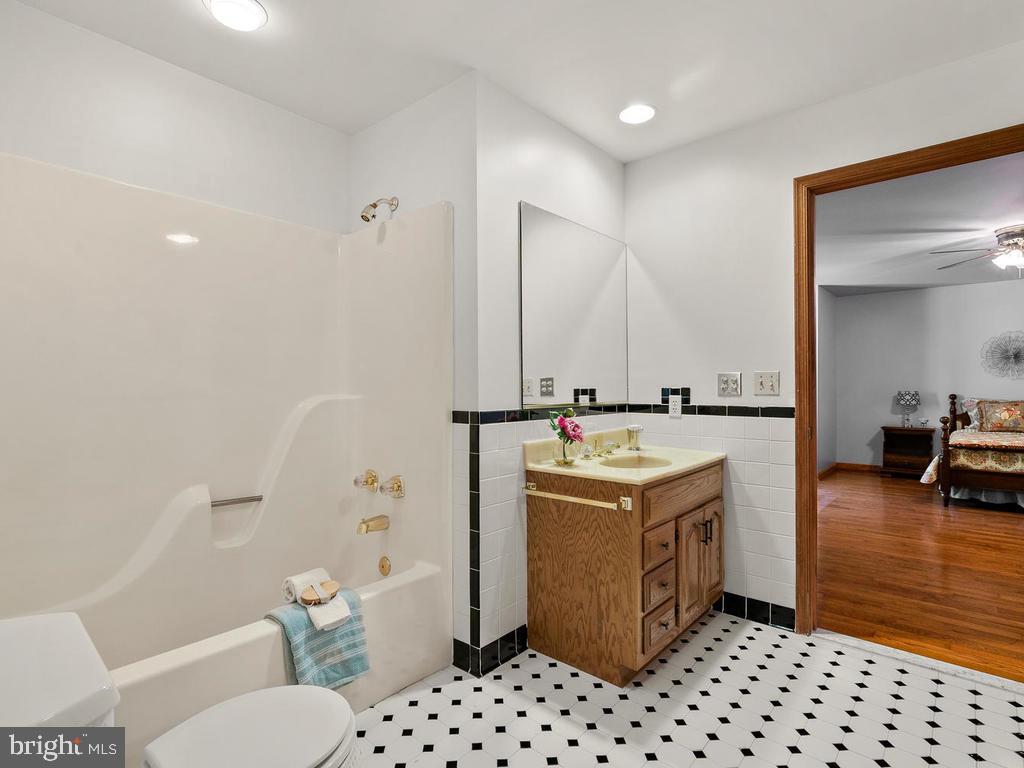 22305 Fitzgerald Drive Laytonsville, MD 20882 - Photo 63 of 109 Jack-and-Jill Bathroom for Bedrooms #4 and 5