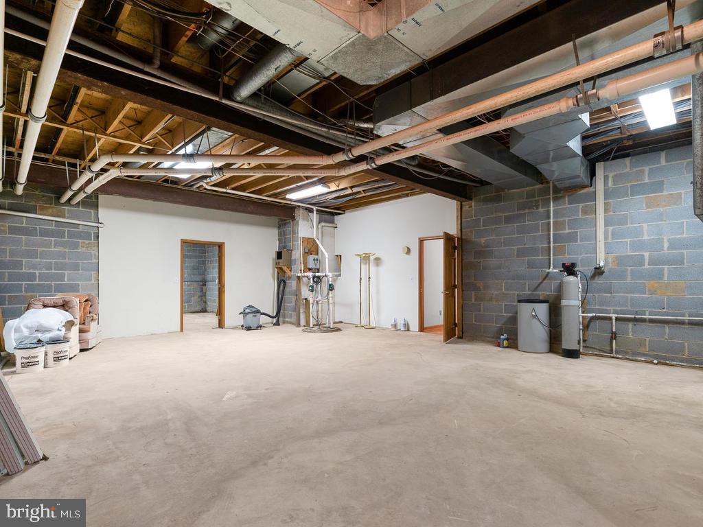 22305 Fitzgerald Drive Laytonsville, MD 20882 - Photo 84 of 109 Storage 34' x 22'