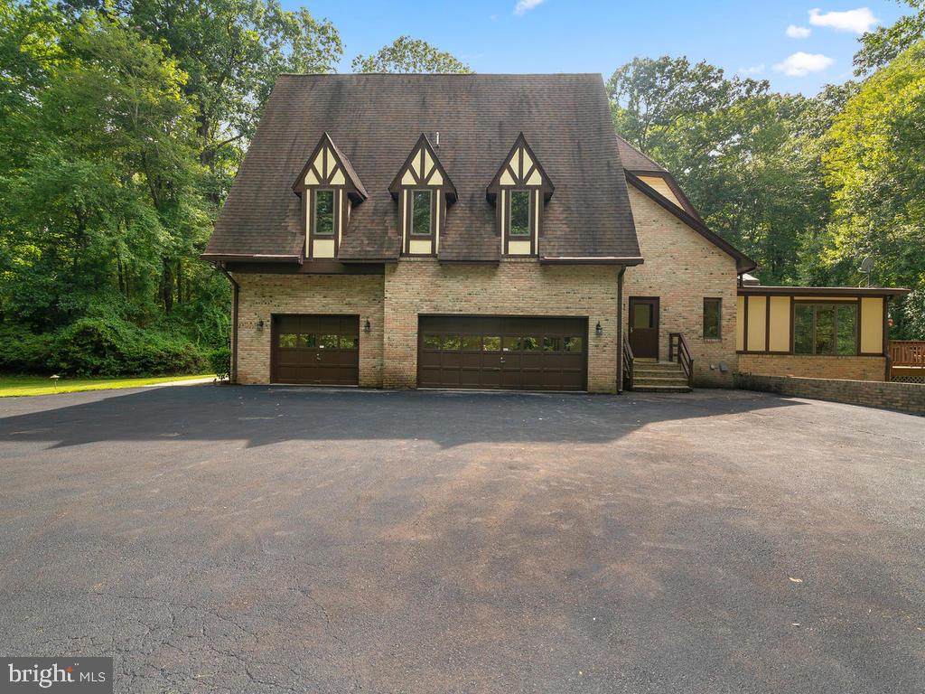 22305 Fitzgerald Drive Laytonsville, MD 20882 - Photo 92 of 109 3 Car Garage w/ Side Entrance to Laundry Room