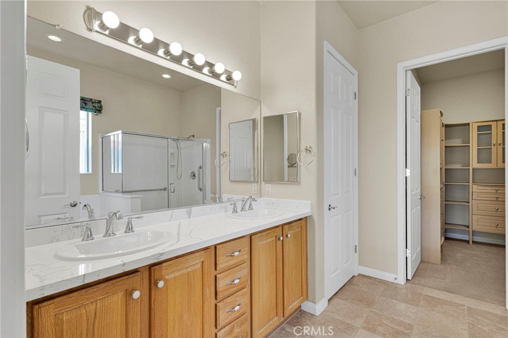 10429 Lanigan Road Apple Valley, CA 92308 - Photo 25 of 41 a bathroom with double sink and a mirror