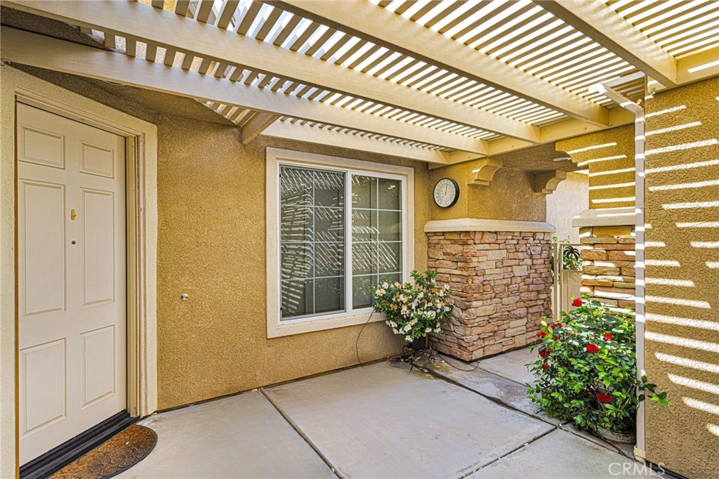 10429 Lanigan Road Apple Valley, CA 92308 - Photo 6 of 41 a front view of a house