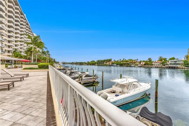 $3,600 | 5600 Collins Avenue, Unit 17W, Miami Beach, FL 33140