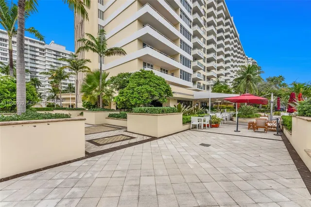 $3,600 | 5600 Collins Avenue, Unit 17W, Miami Beach, FL 33140