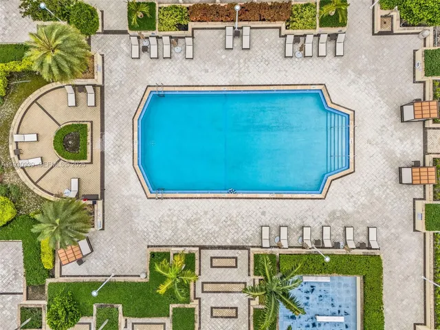 $3,600 | 5600 Collins Avenue, Unit 17W, Miami Beach, FL 33140