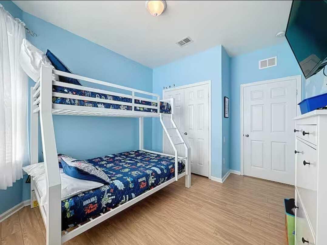 2784 Almaton Loop, Unit 301 Kissimmee, FL 34747 - Photo 28 of 37 a bedroom with a bed and a window