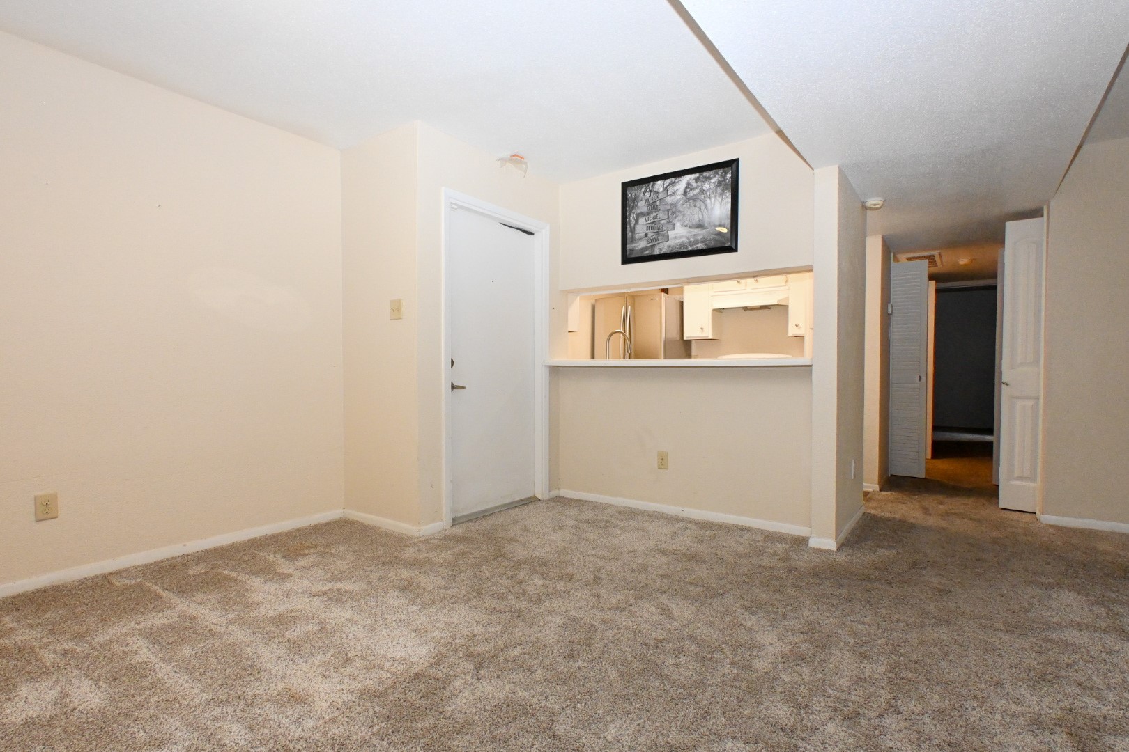 3085 Walnut Bend Lane, Unit 12 Houston, TX 77042 - Photo 4 of 21 an empty room with a painting on the wall