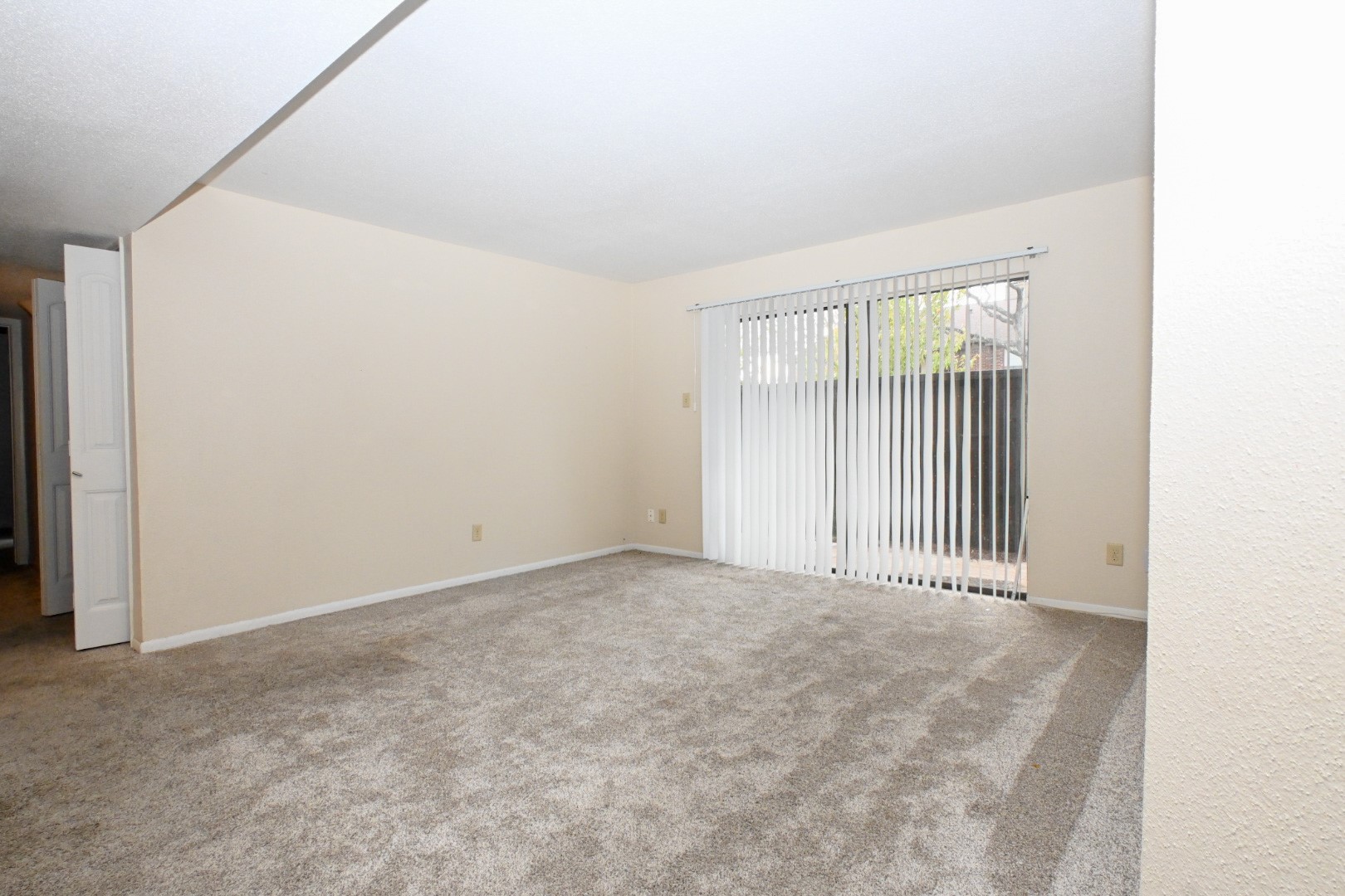 3085 Walnut Bend Lane, Unit 12 Houston, TX 77042 - Photo 8 of 21 an empty room with windows