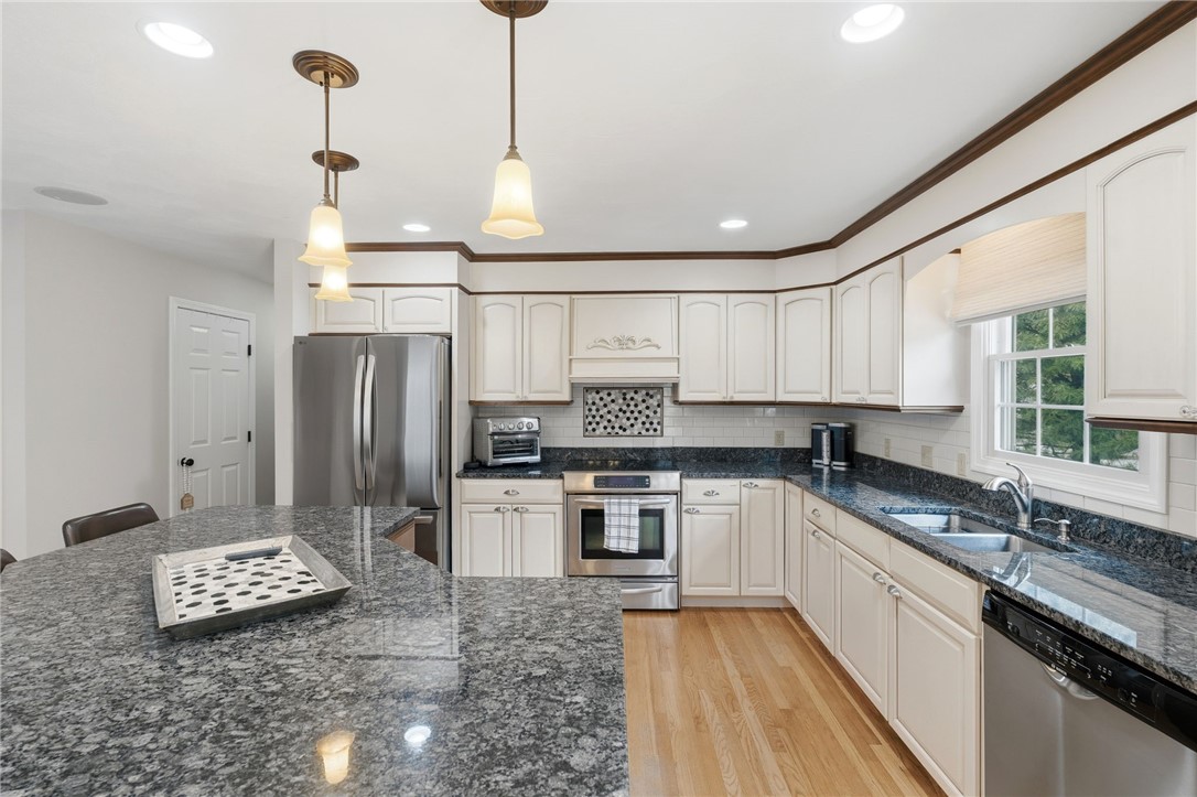 32 Sunny View Court Warwick, RI 02886 - Photo 23 of 44