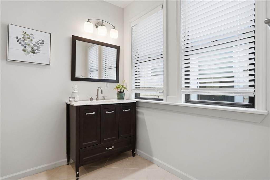 5443 Jackson Street Pittsburgh, PA 15206 - Photo 30 of 46 3rd floor full bath