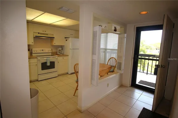 a en suite bathroom with 2 sink and a mirror