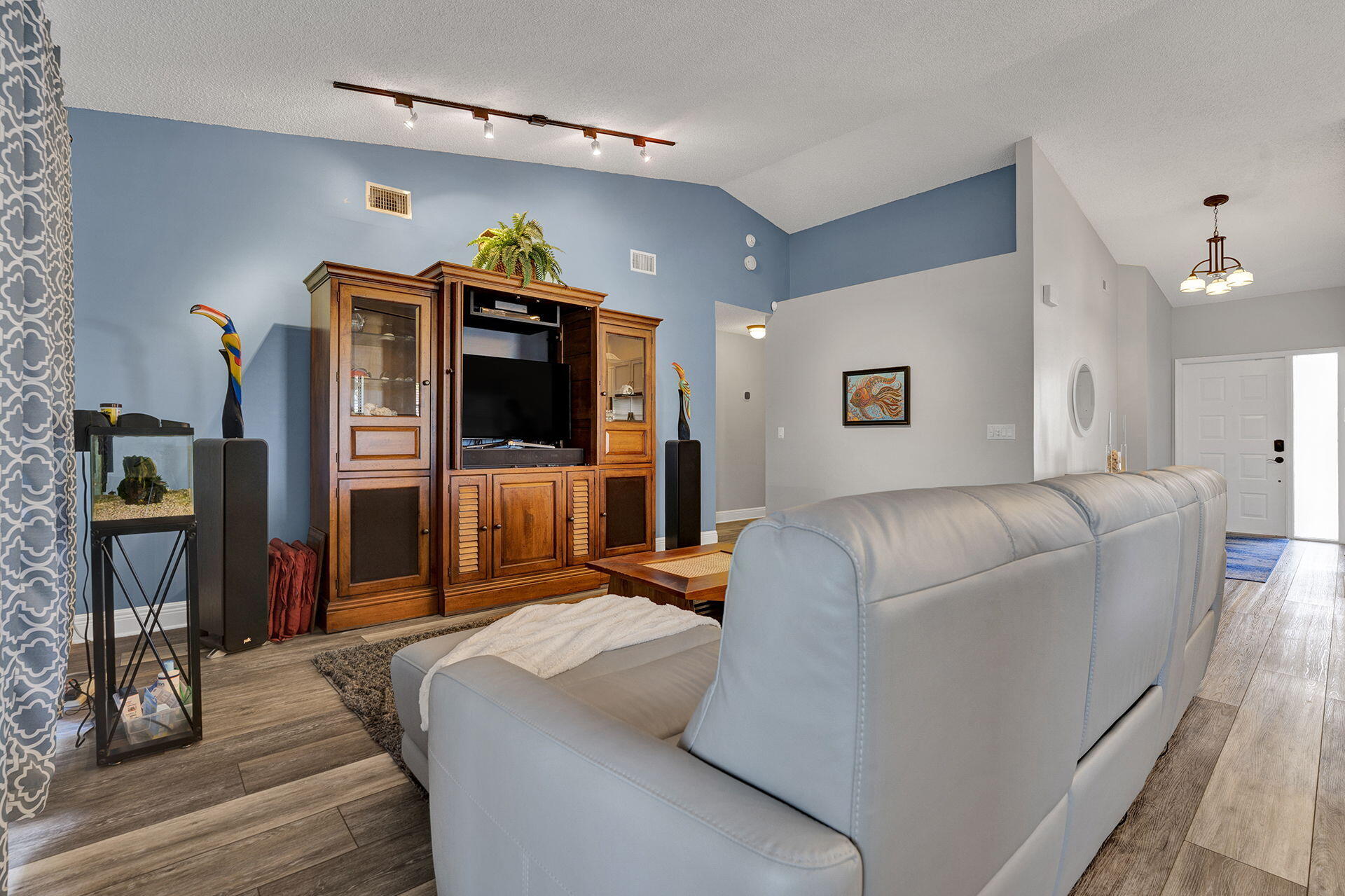 8583 Shawe Way Boca Raton, FL 33433 - Photo 20 of 45 Living Room