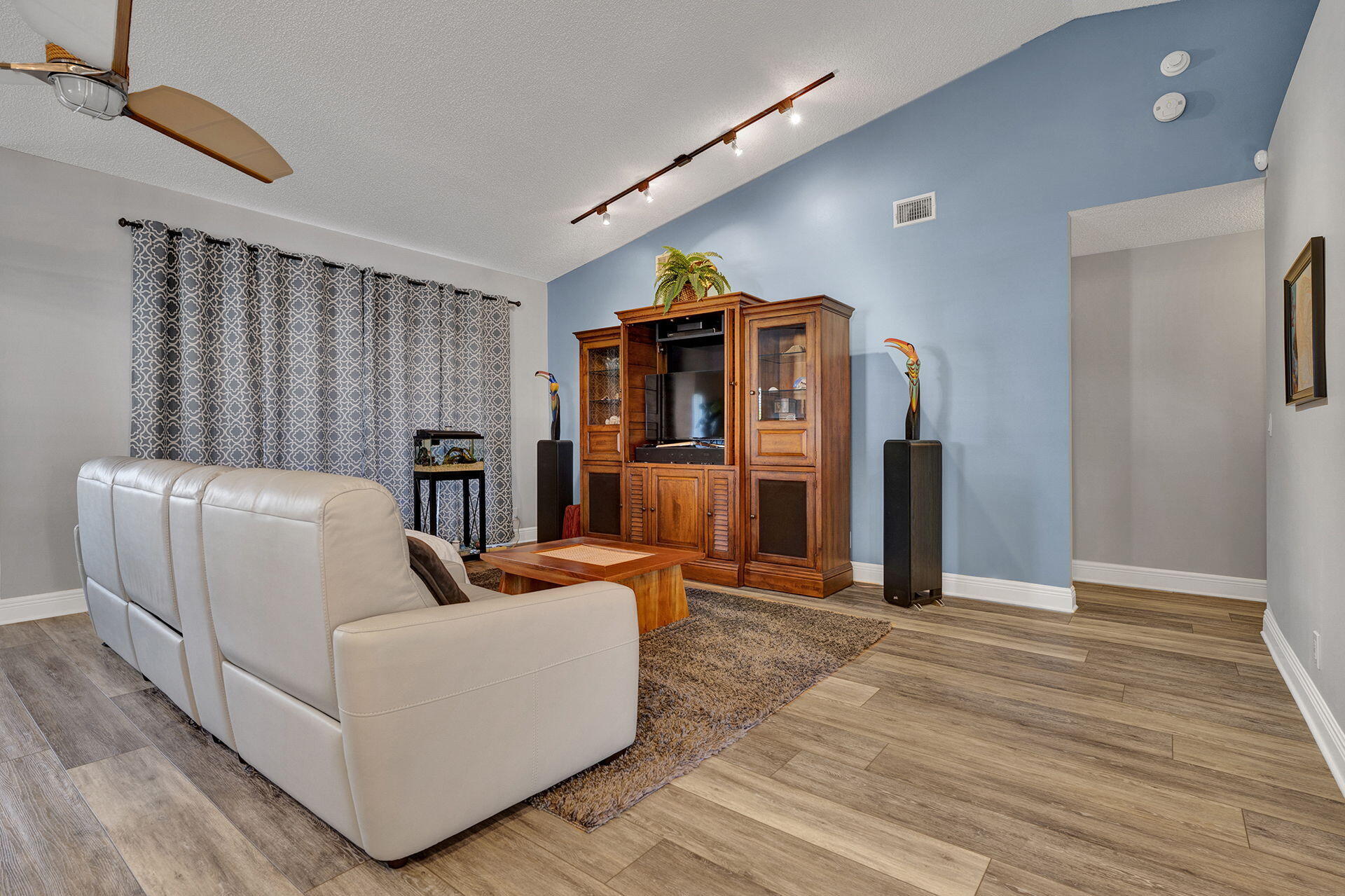 8583 Shawe Way Boca Raton, FL 33433 - Photo 21 of 45 Living Room