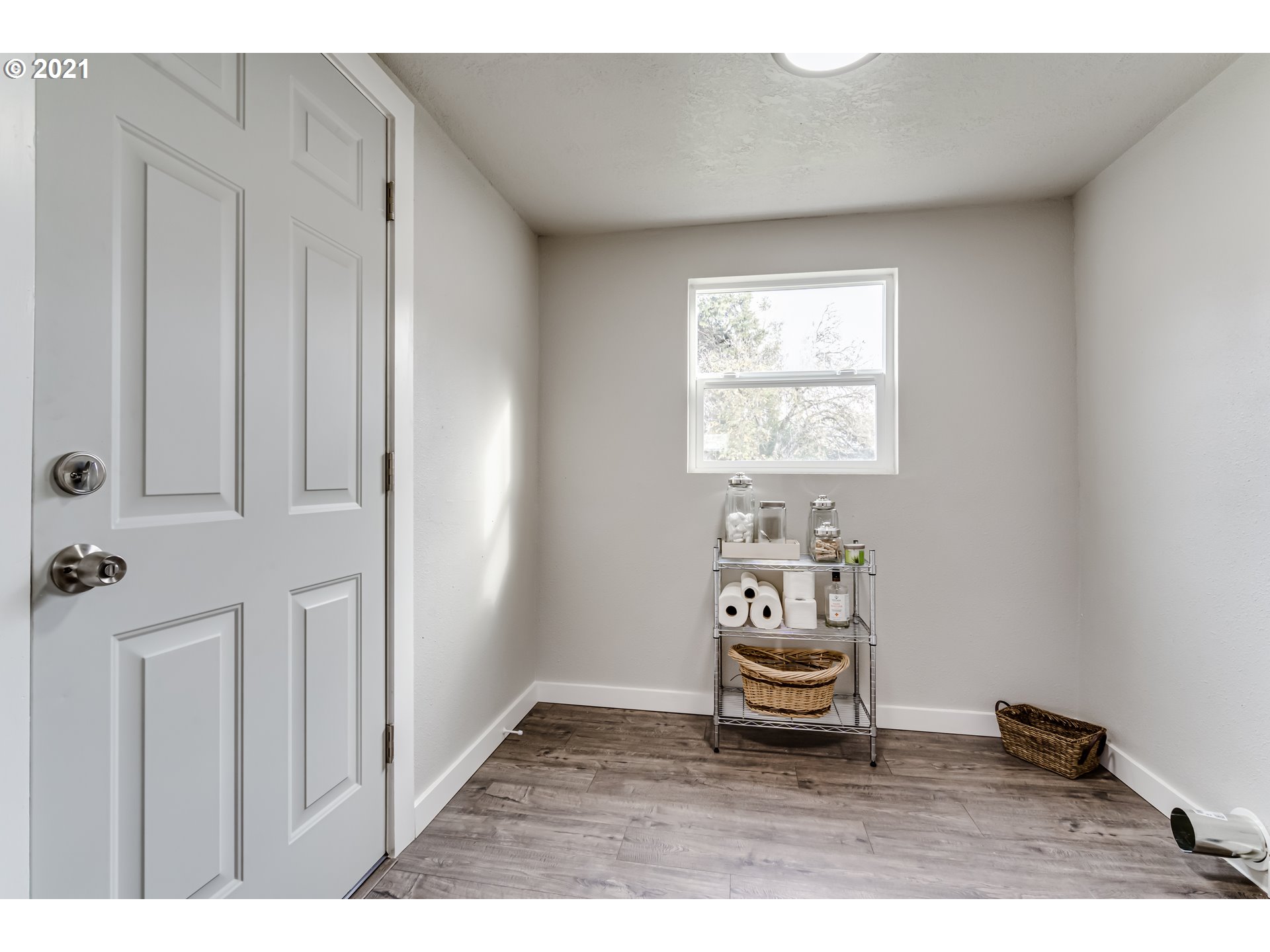 215 39th Street Springfield, OR 97478 - Photo 14 of 27 a living room with furniture