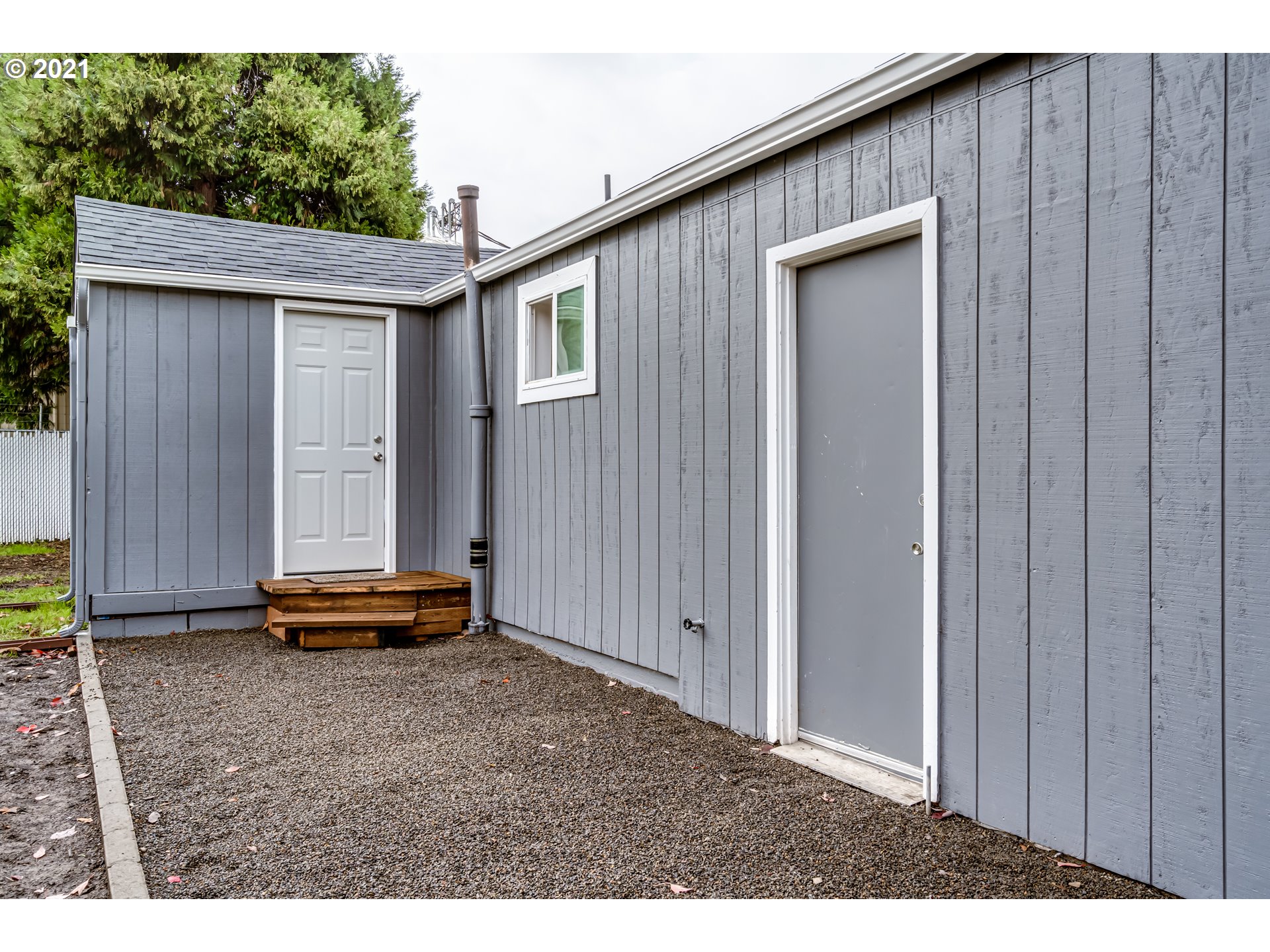 215 39th Street Springfield, OR 97478 - Photo 22 of 27 a backyard of a house