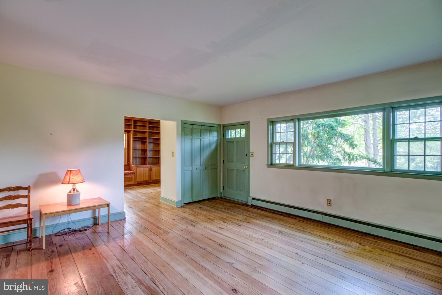 145 Federal City Road Trenton, NJ 08648 - Photo 8 of 31 Living Room