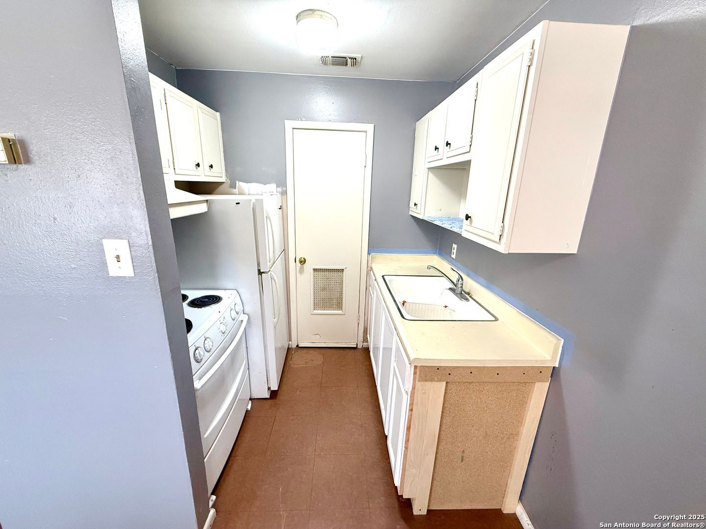 643 West Summit, Unit 2 San Antonio, TX 78212 - Photo 7 of 12 view of living room with washer and dryer