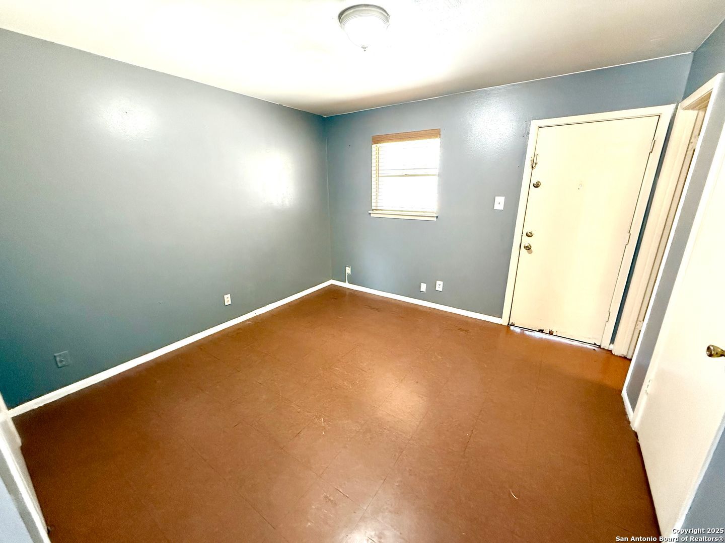 643 West Summit, Unit 2 San Antonio, TX 78212 - Photo 10 of 12 a view of a room with a window