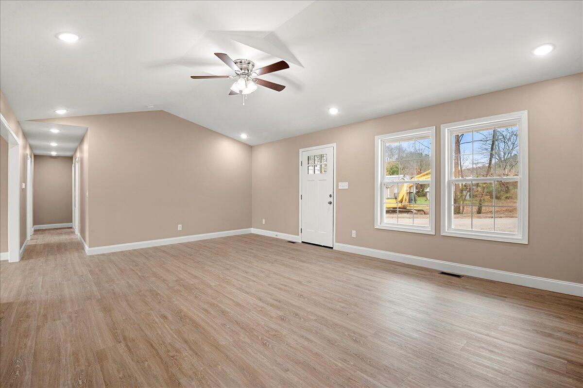 207 Mitchell Street Corbin, KY 40701 - Photo 4 of 38 05-Living Room