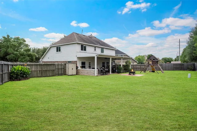 a view of a backyard