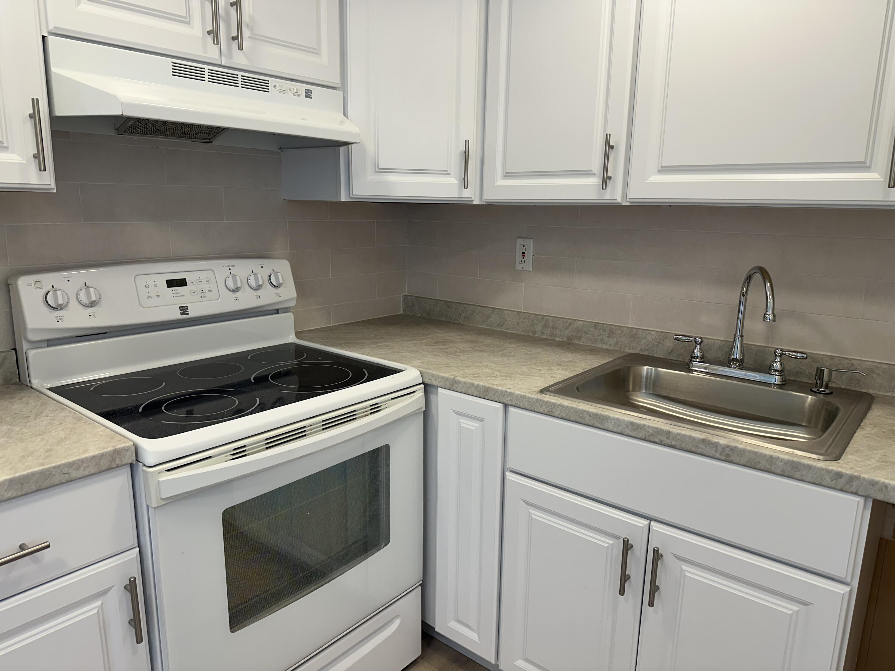 548 Normandy Lane, Unit L Delray Beach, FL 33484 - Photo 4 of 31 IMG_0942