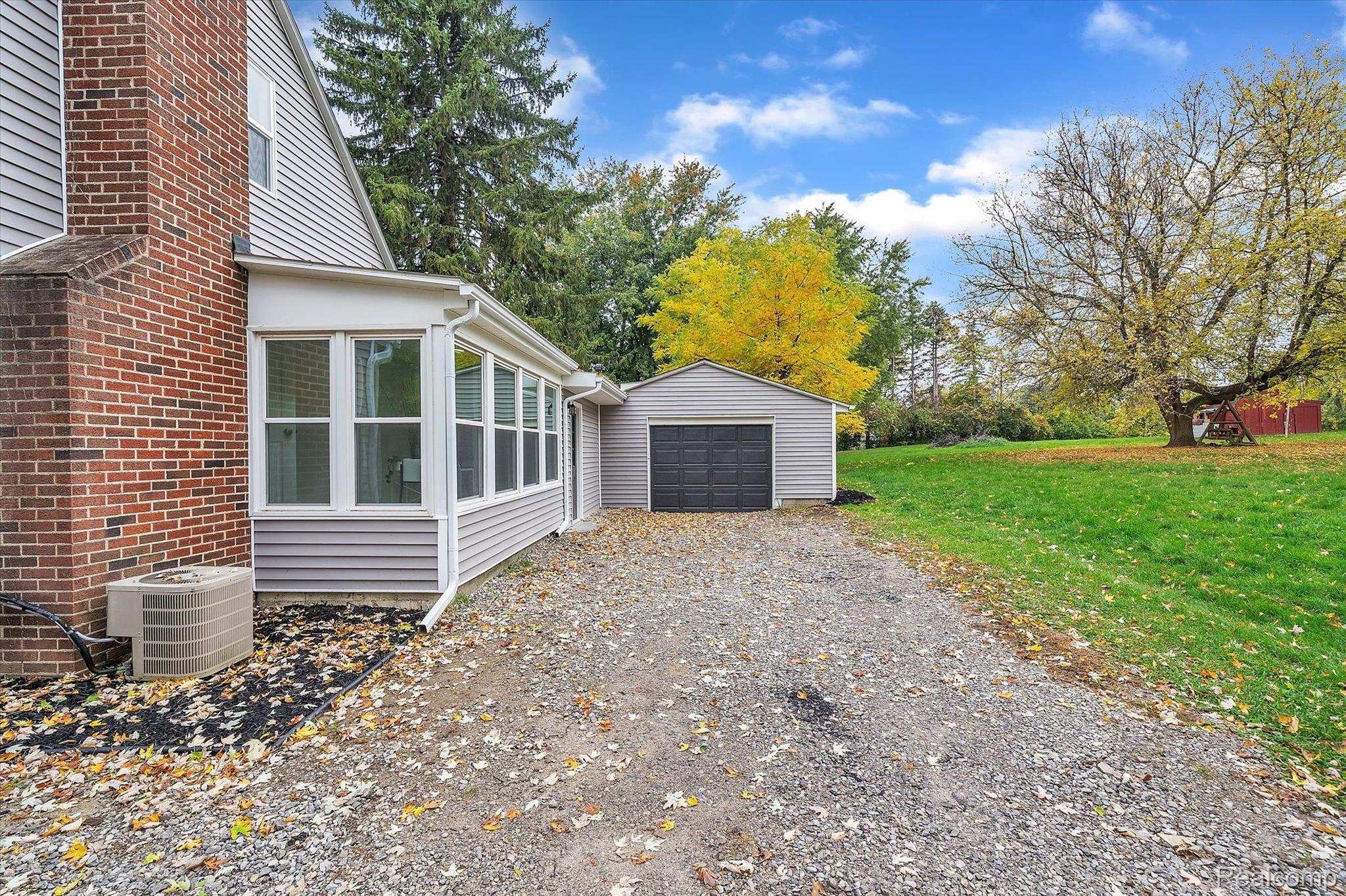 810 Pleasant Ridge Lake Orion, MI 48362 - Photo 34 of 41 Gallery Image 34