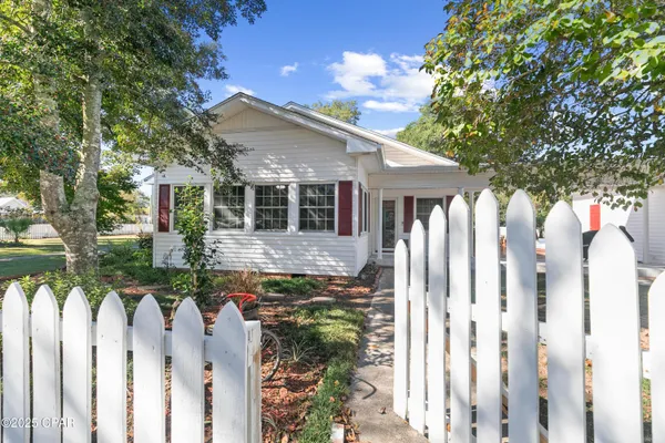 $469,000 | 1060 8th Avenue, Graceville, FL 32440