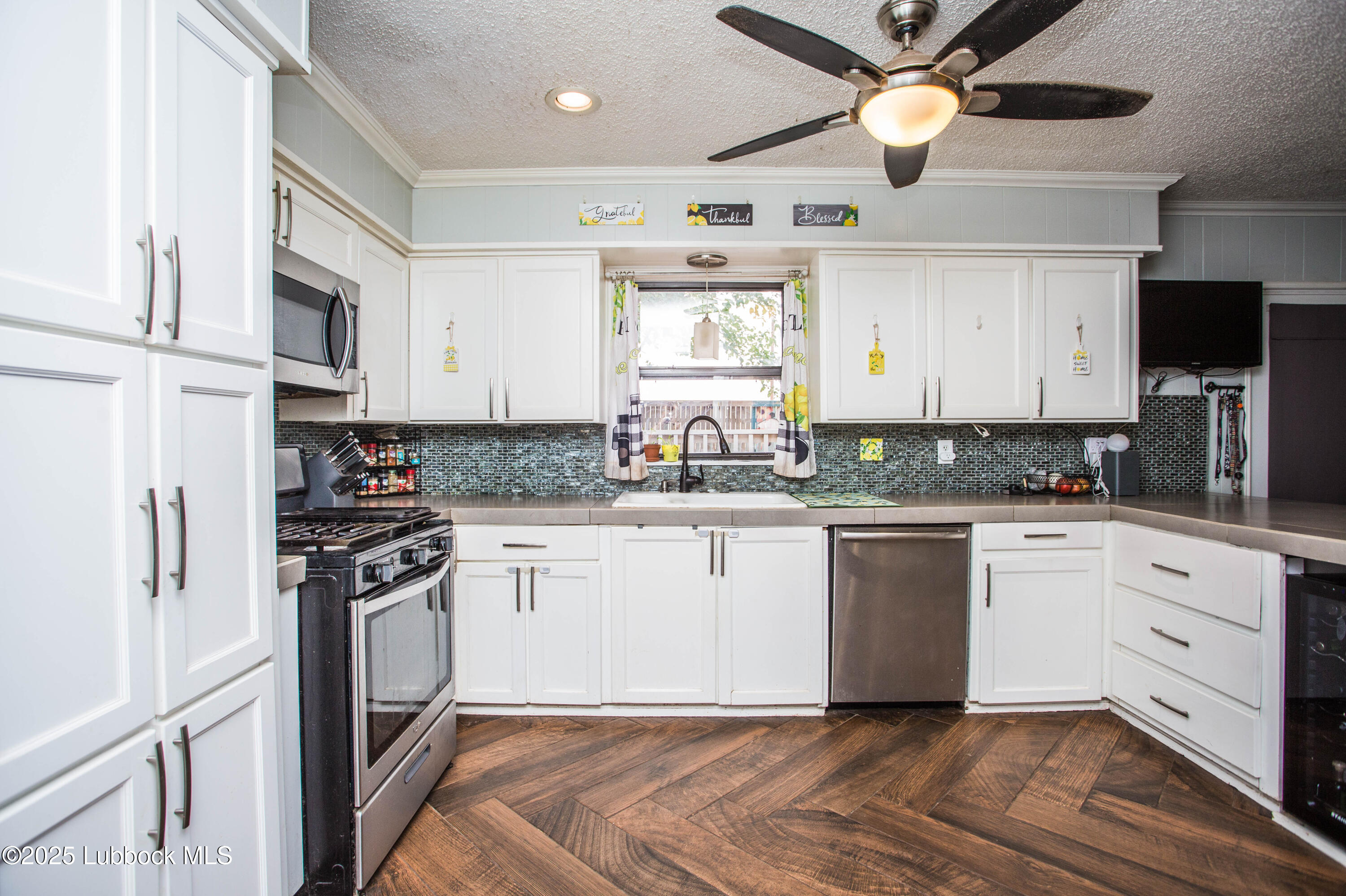 312 Terrace Circle Lamesa, TX 79331 - Photo 9 of 38 5V2A2027