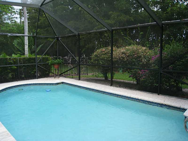 8075 Copenhagen Way Boca Raton, FL 33434 - Photo 4 of 24 a view of a garden