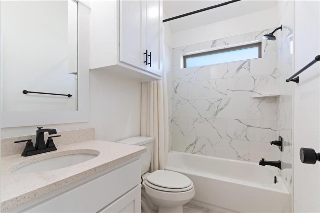 3021 Westfork Way Springtown, TX 76082 - Photo 16 of 35 a bathroom with a sink a toilet and a bathtub