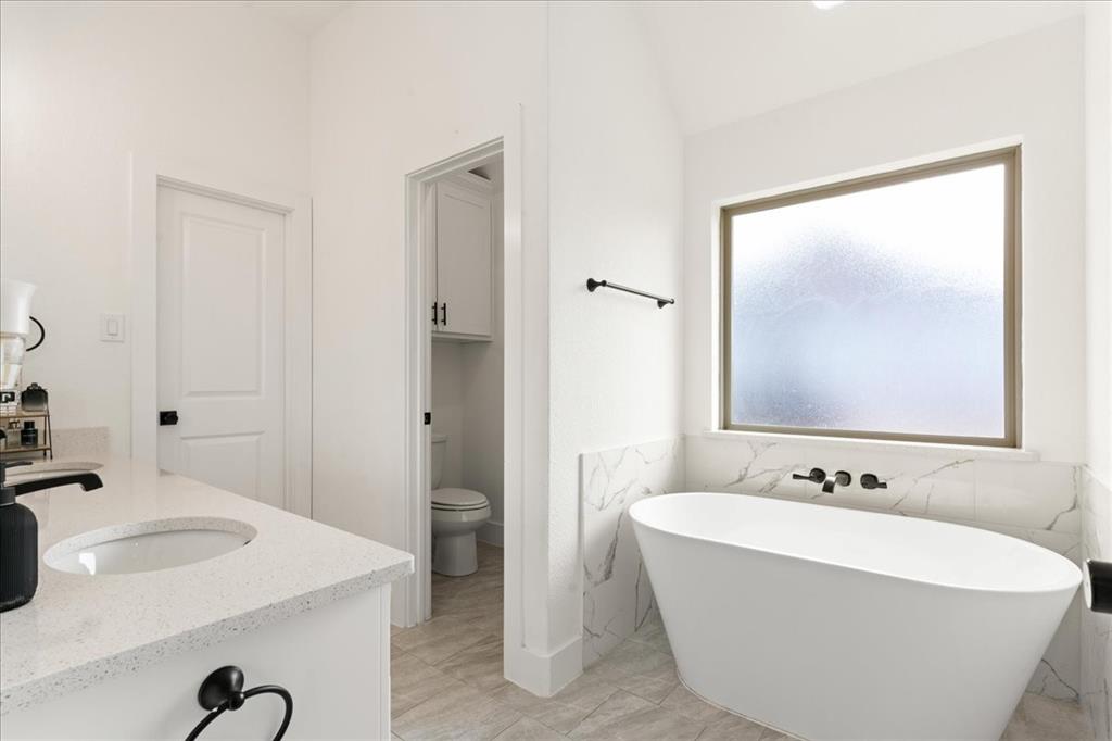 3021 Westfork Way Springtown, TX 76082 - Photo 22 of 35 a bathroom with a sink and a mirror
