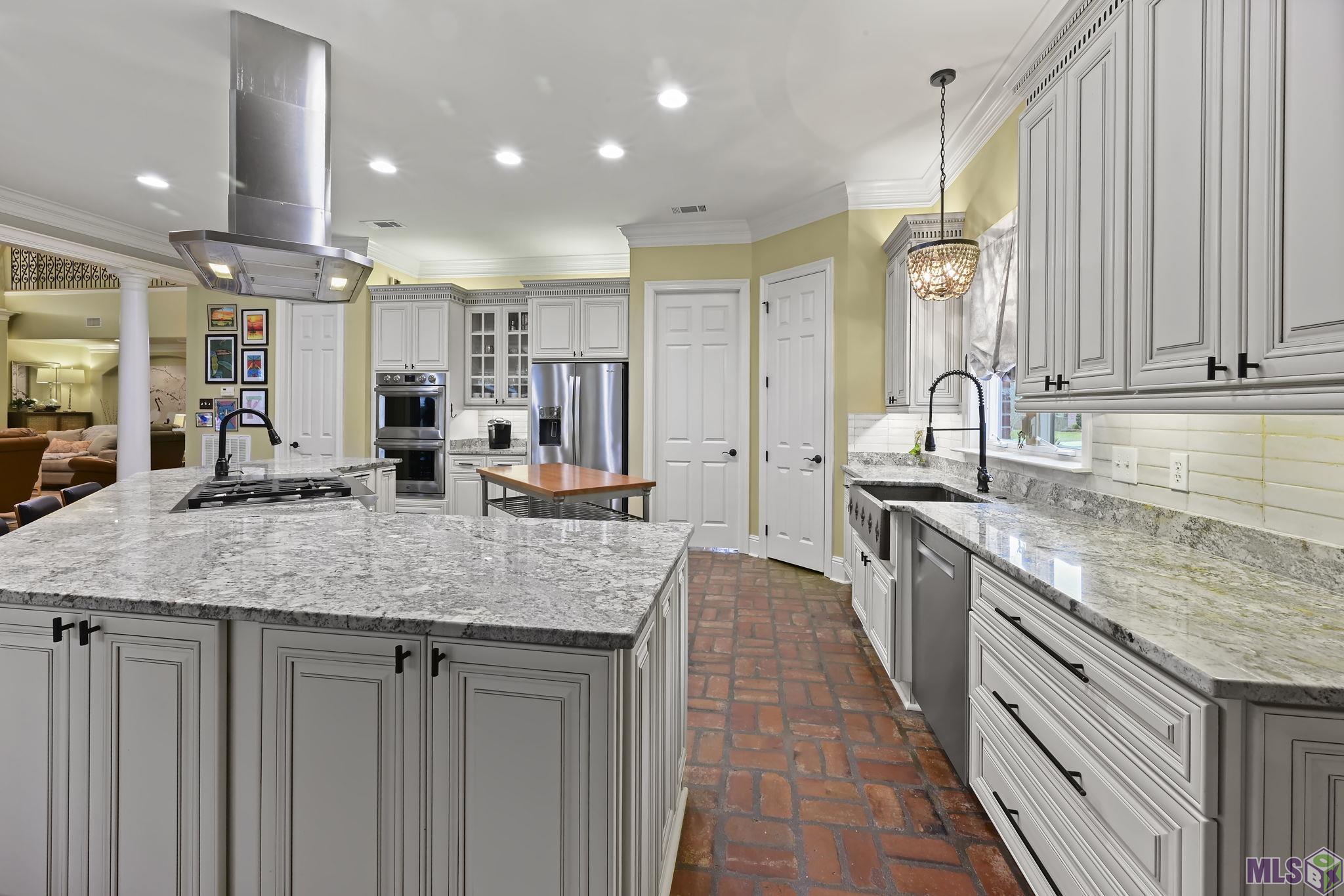 6895 Hunter's Way Denham Springs, LA 70726 - Photo 3 of 40