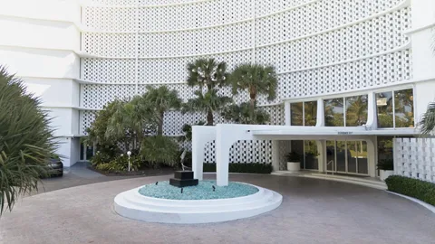 $799,900 | 2780 South Ocean Boulevard, Unit 709, Palm Beach, FL 33480