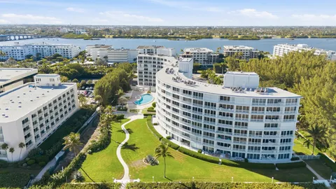 $799,900 | 2780 South Ocean Boulevard, Unit 709, Palm Beach, FL 33480