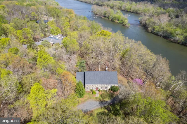 a view of a house with a yard and garage