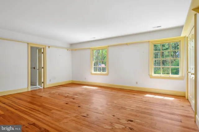 a picture of a bench in a white house
