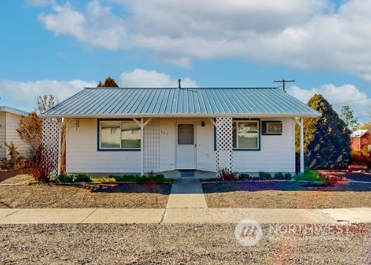 446 North 3rd Street Athena, OR 97813 - Photo 1 of 22 a front view of a house