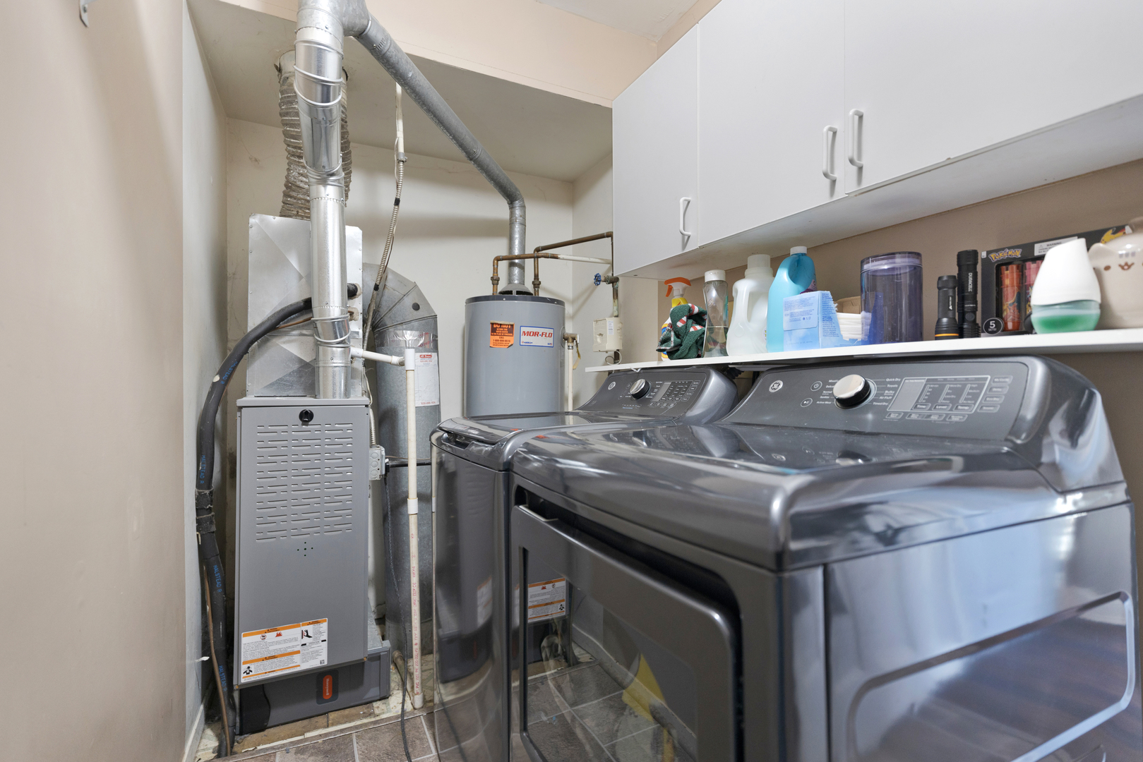 2615 Prairieview Lane Aurora, IL 60502 - Photo 21 of 24 a utility room with washer and dryer