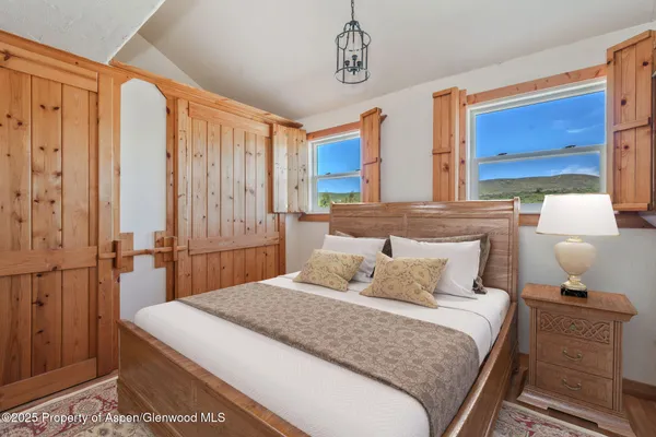 a view of a house with backyard and a parking