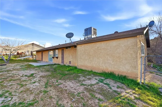 a view of a house with backyard