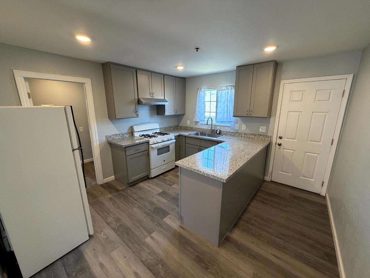 890 Rider Avenue, Unit E Salinas, CA 93905 - Photo 15 of 18