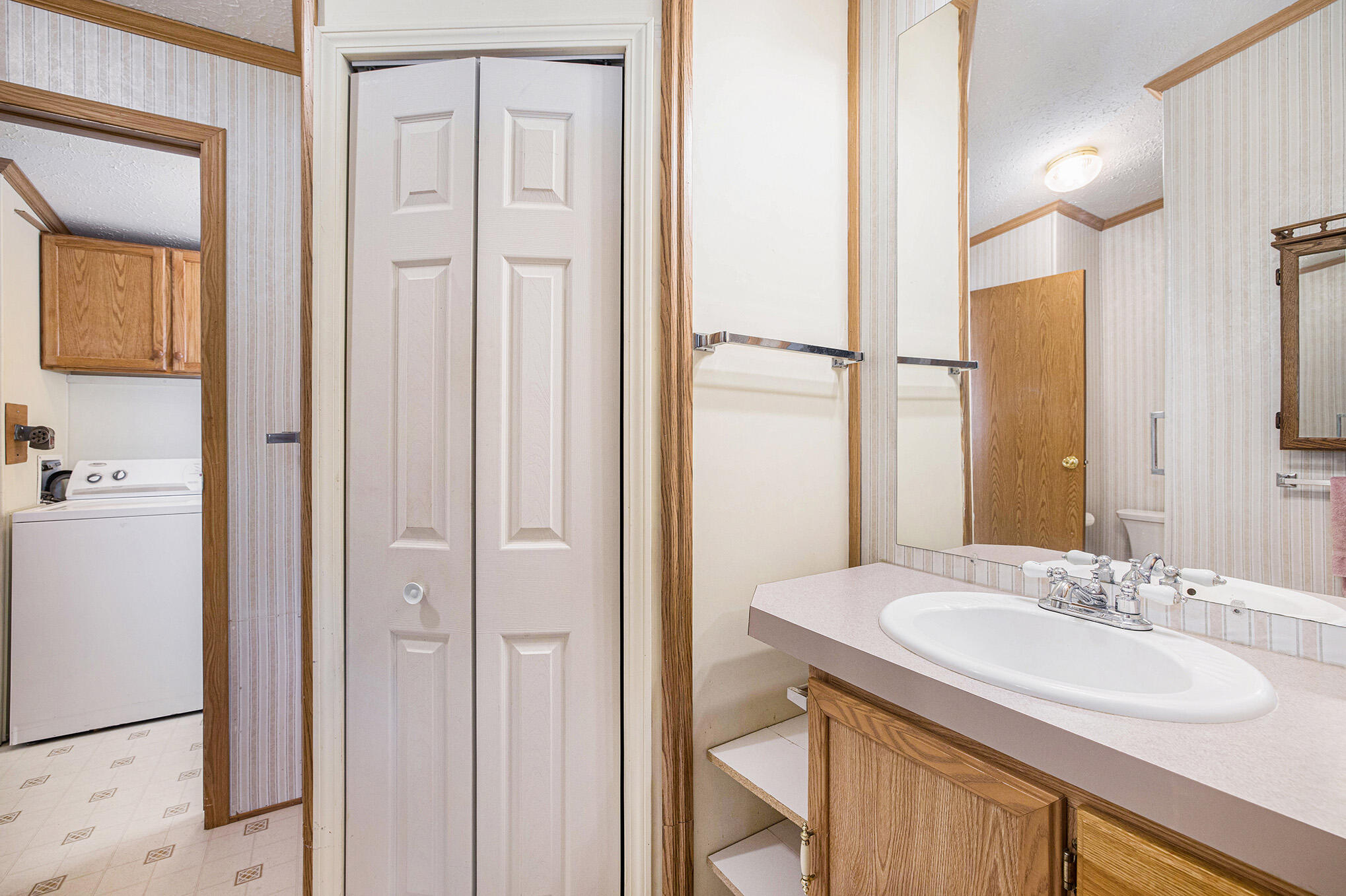 3349 Robinson Road Jackson, MI 49203 - Photo 13 of 22 13. Primary Bath with access to Laundry